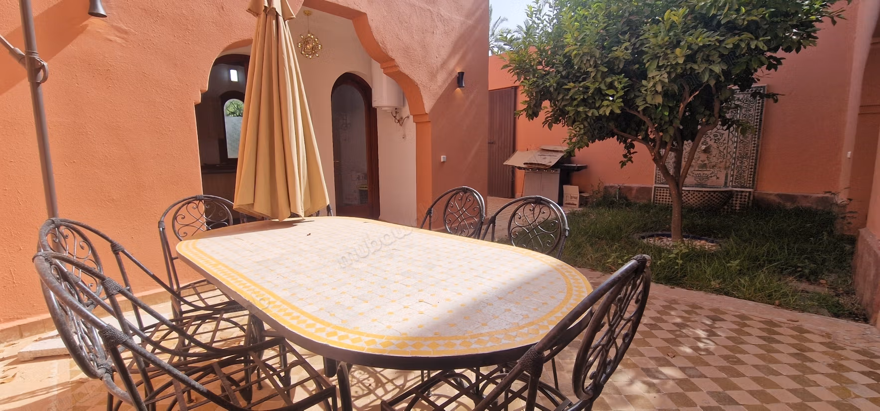 Bellissimo riad in affitto a Ennakhil Palmeraie. 4 grandi stanze. Arredato