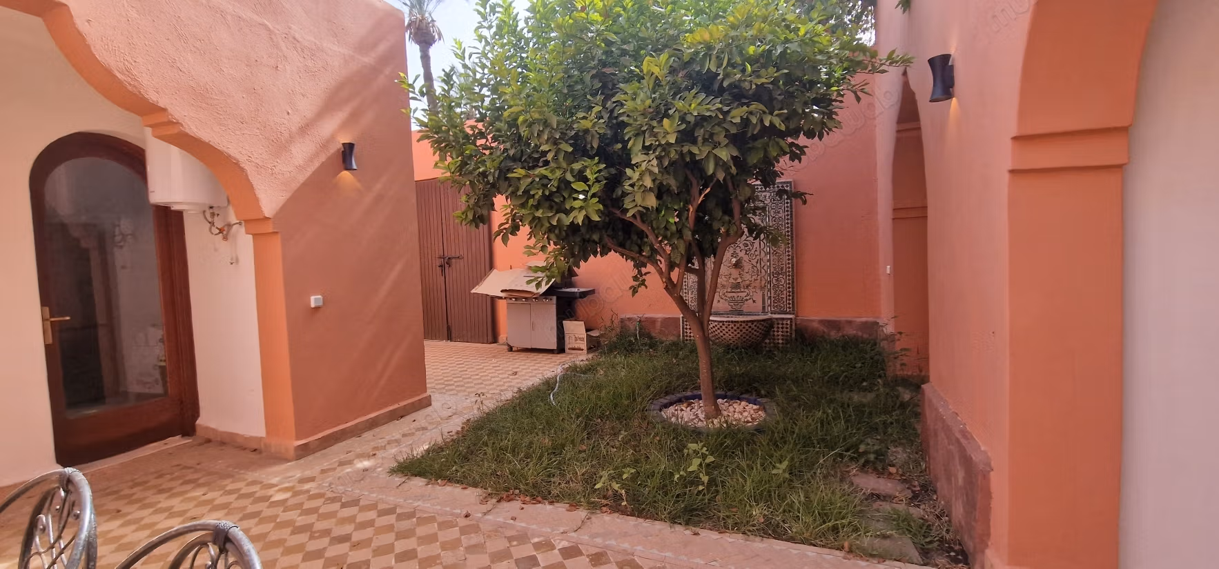 Bellissimo riad in affitto a Ennakhil Palmeraie. 4 grandi stanze. Arredato