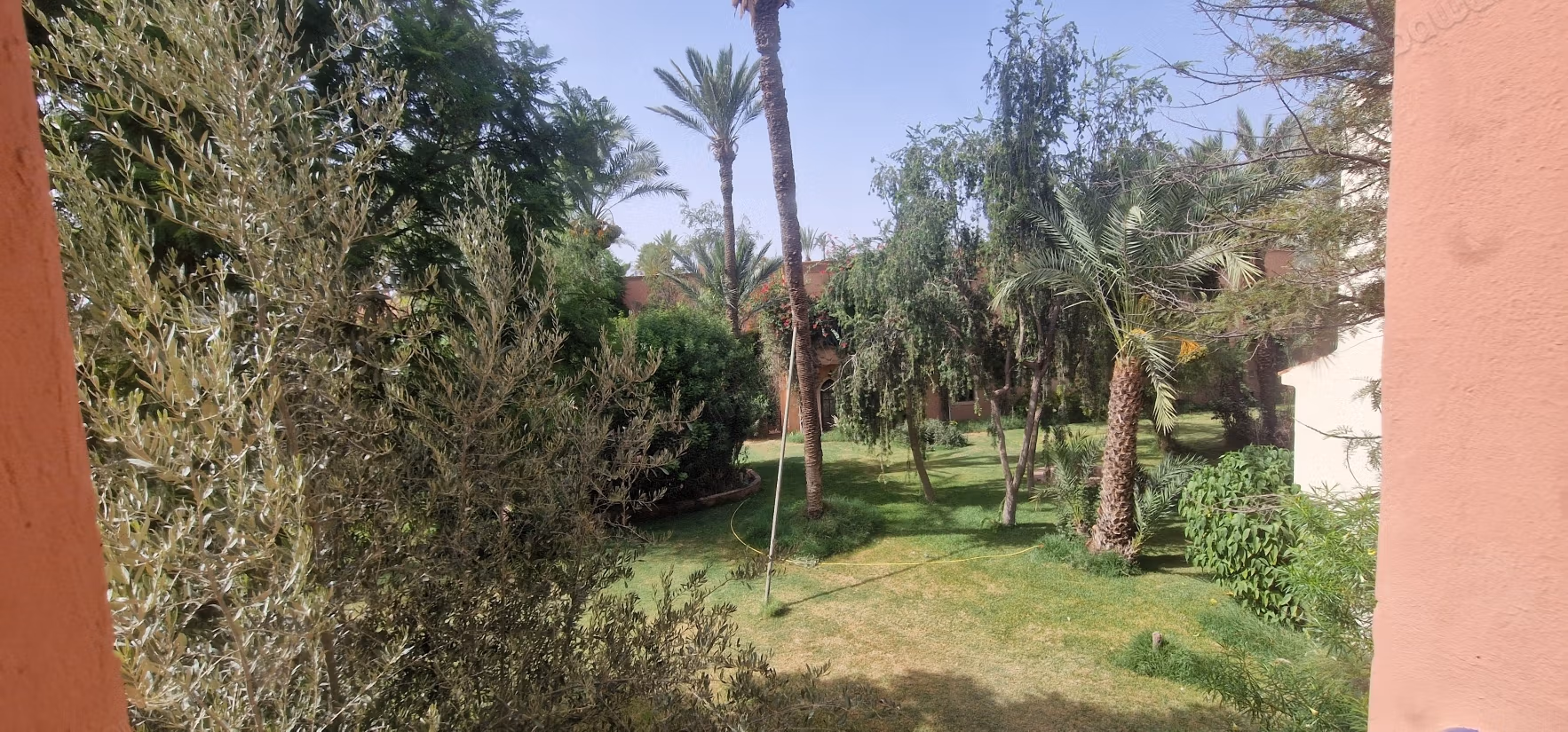 Bellissimo riad in affitto a Ennakhil Palmeraie. 4 grandi stanze. Arredato