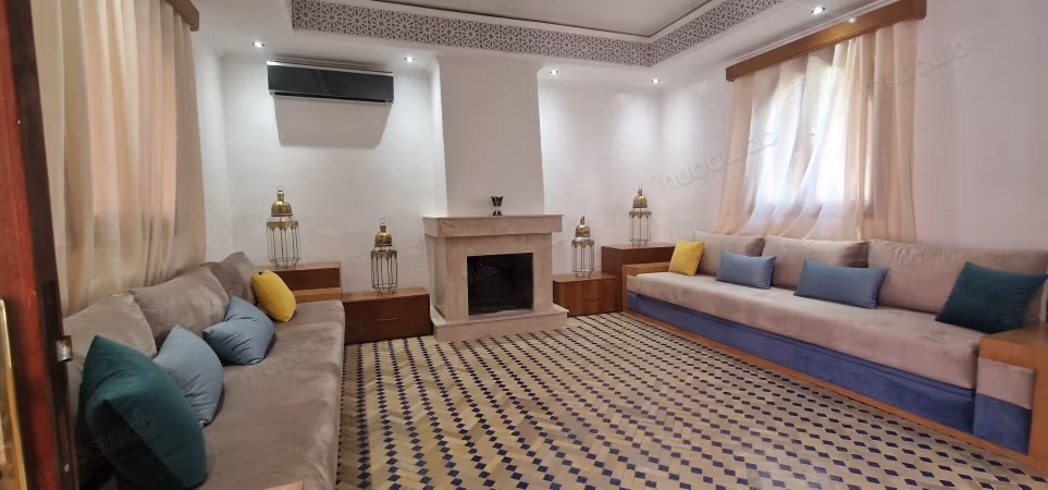 Mooi riad te huur in Ennakhil Palmeraie. 4 grote kamers. Gestoffeerd