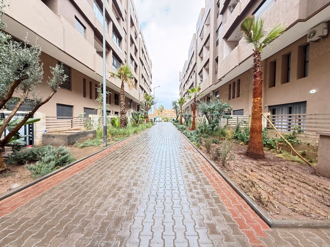 Apartment for rent in Hay Al Hassani. 3 large rooms. Green spaces and elevator