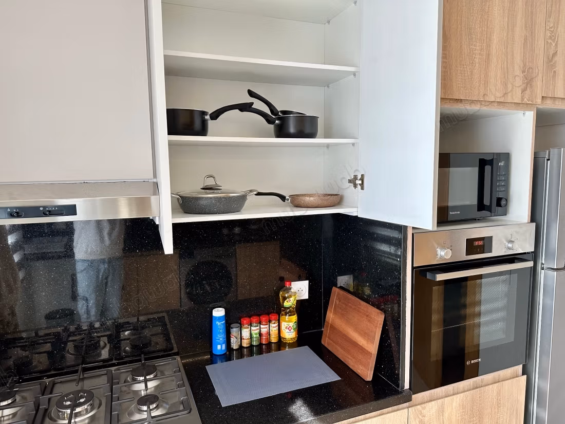 Appartementen te huur in Oasis met zwembad. 4 grote woonruimtes. Algemene schotelantenne, beveiligde buurt