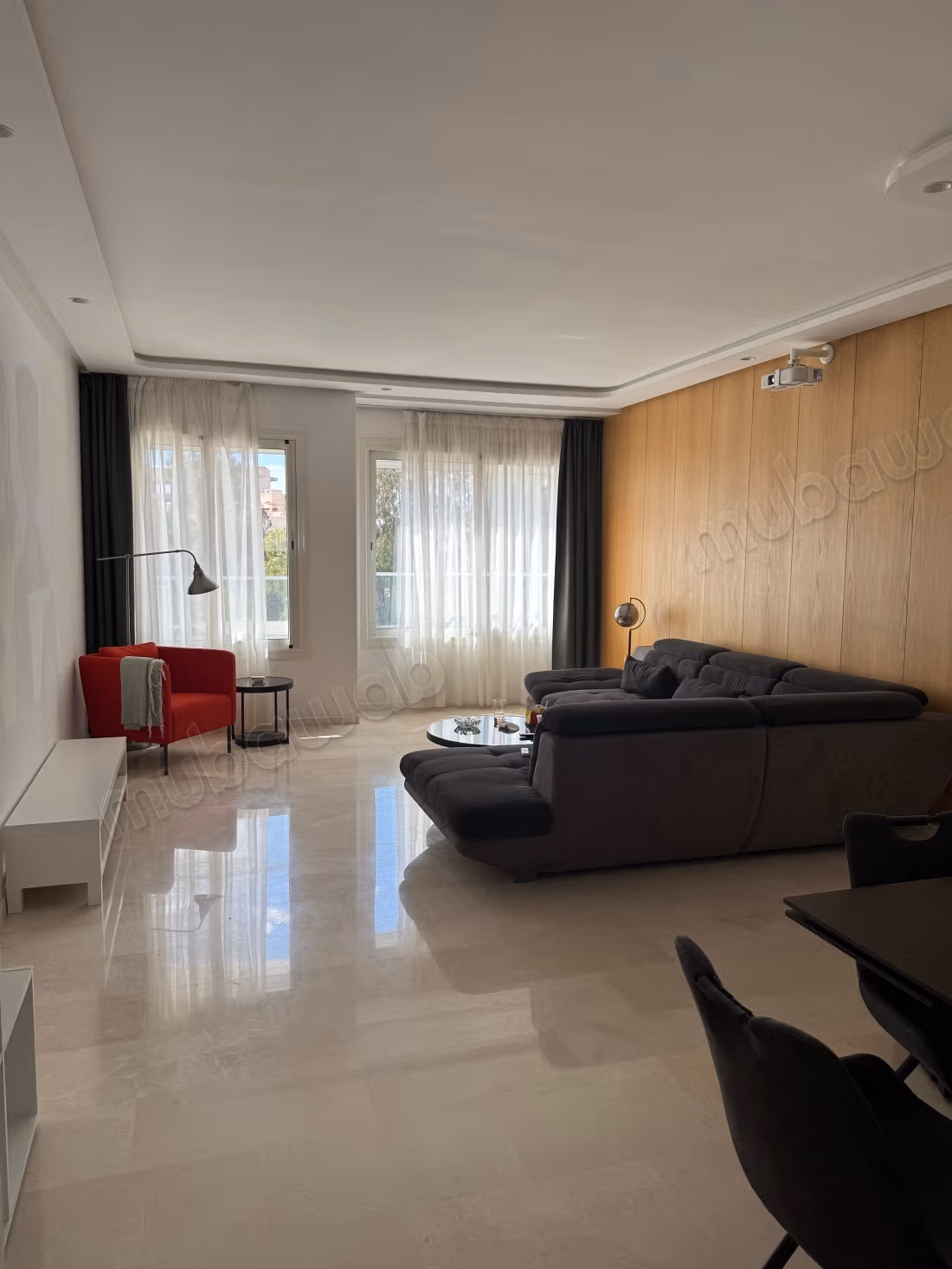 Appartementen te huur in Oasis met zwembad. 4 grote woonruimtes. Algemene schotelantenne, beveiligde buurt