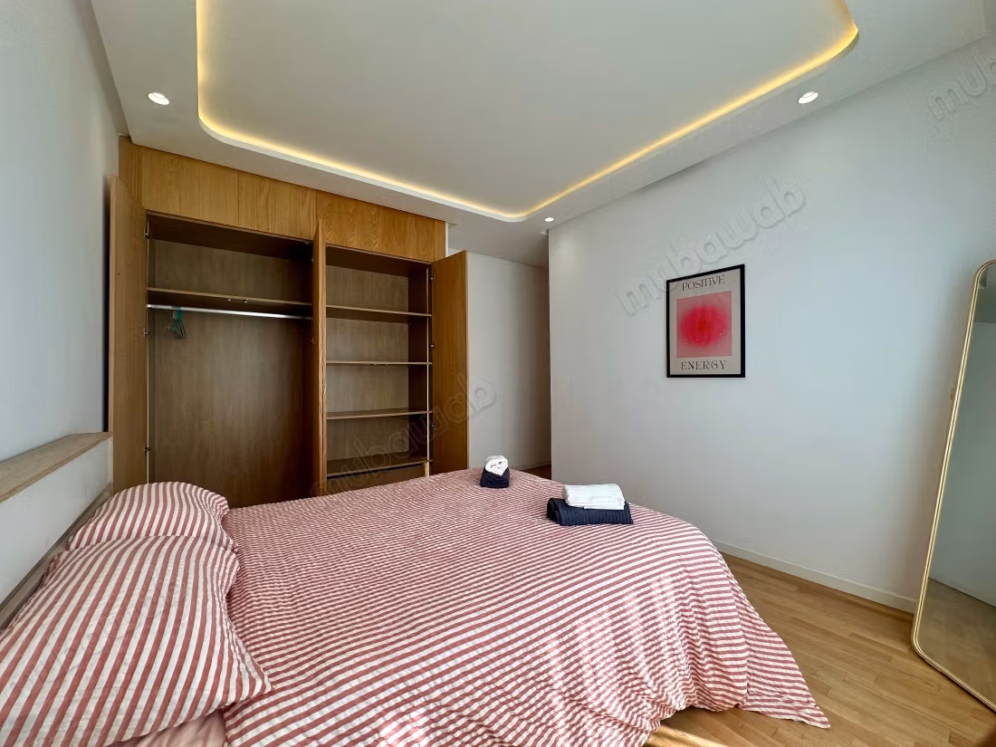 Appartementen te huur in Oasis met zwembad. 4 grote woonruimtes. Algemene schotelantenne, beveiligde buurt