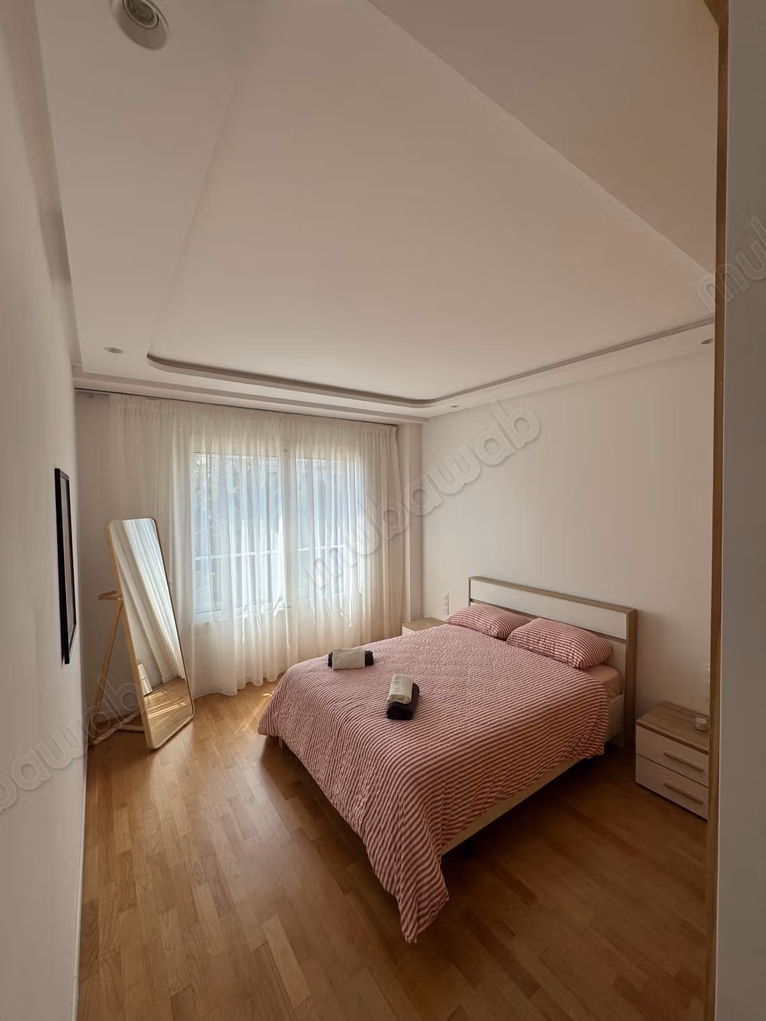 Appartementen te huur in Oasis met zwembad. 4 grote woonruimtes. Algemene schotelantenne, beveiligde buurt