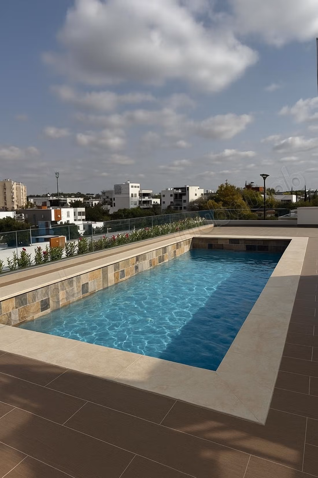 Appartementen te huur in Oasis met zwembad. 4 grote woonruimtes. Algemene schotelantenne, beveiligde buurt