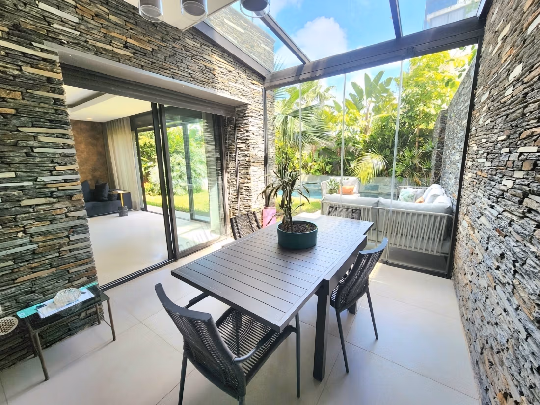 Splendida villa in vendita a Hermitage. Superficie di 321 m². Antenna parabolica e sicurezza