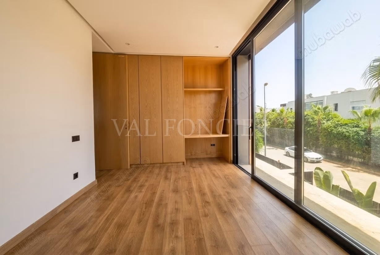 Superb new villa with a large pool in Dar Bouazza