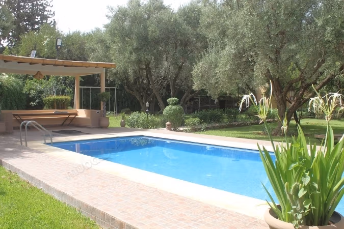 Charmante maison dans un jardin paradisiaque