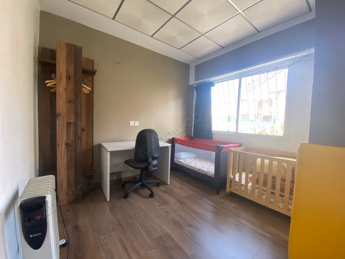 Affitto stagionale nella Nuova Città. Superficie totale di 70 m². Salone marocchino, sicurezza