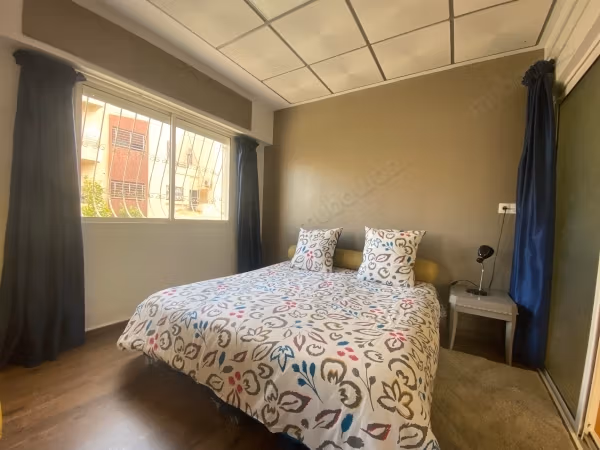 Affitto stagionale nella Nuova Città. Superficie totale di 70 m². Salone marocchino, sicurezza