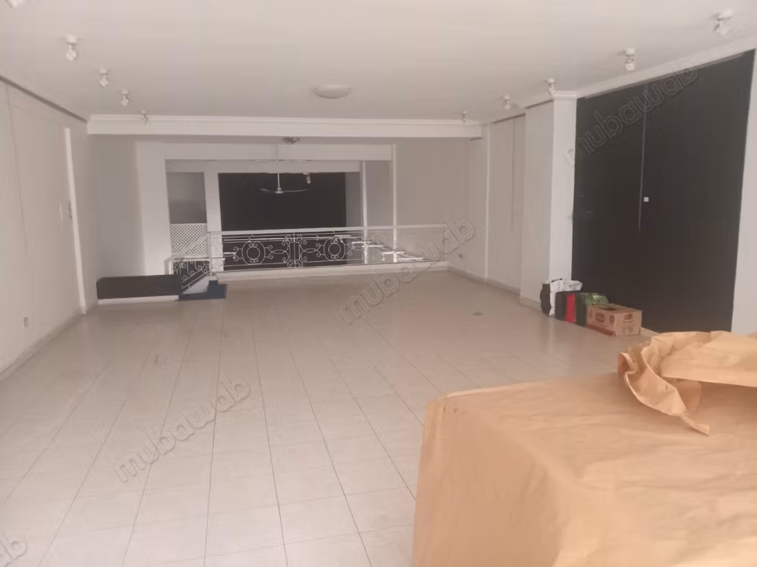 Beau local commercial en location à Triangle d'Or.
Surface de 228 m²