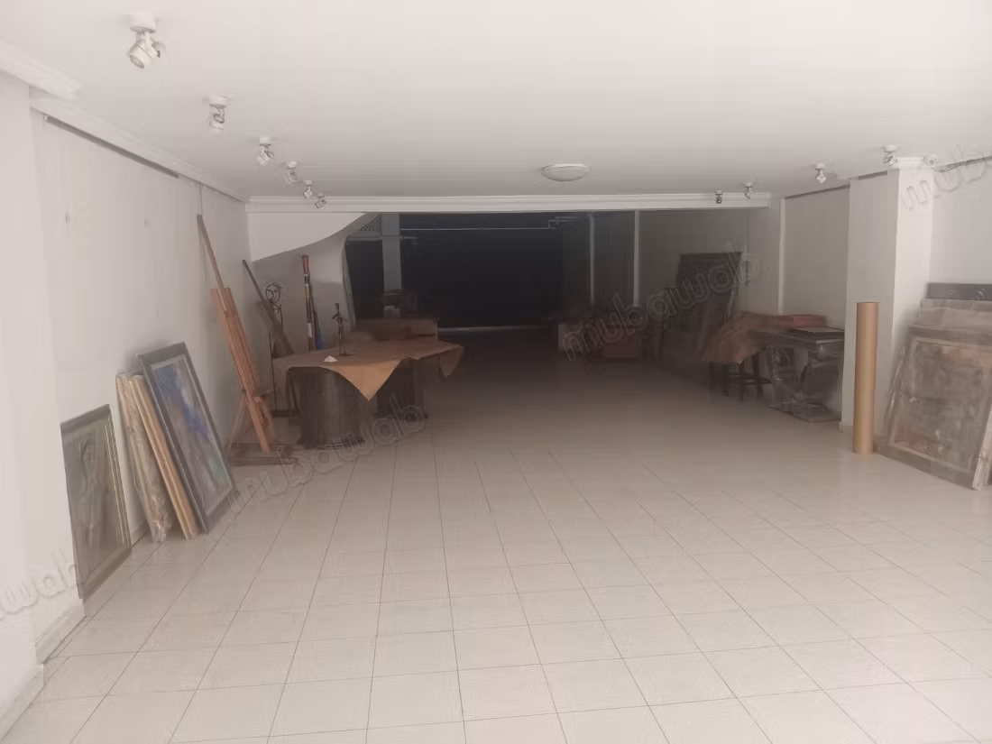 Beau local commercial en location à Triangle d'Or.
Surface de 228 m²