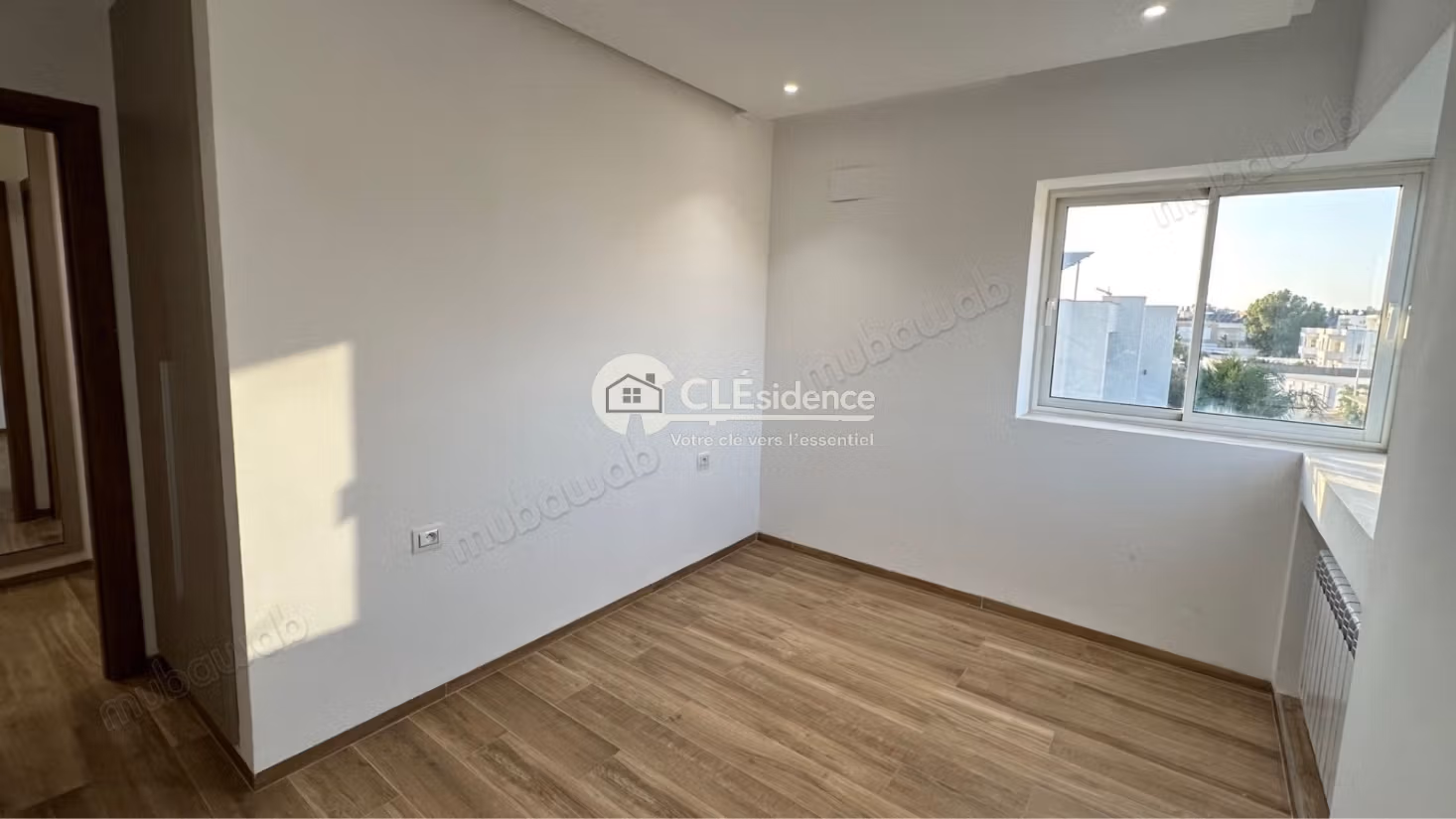 Location S2 in una villa con scaffali