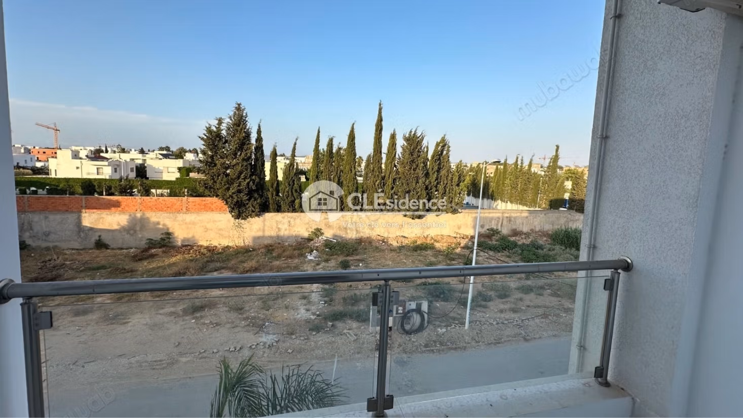 Location S2 in una villa con scaffali