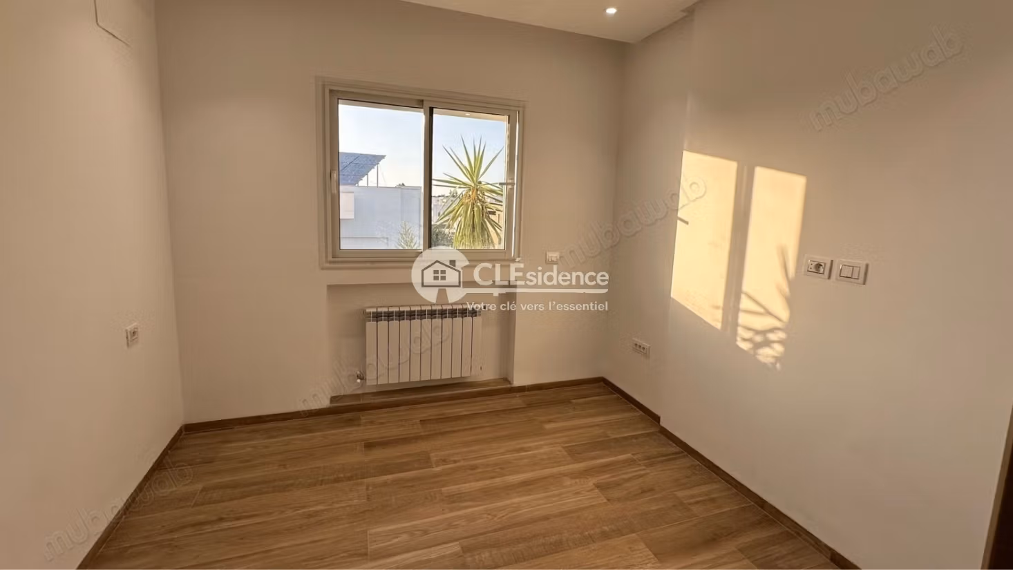 Location S2 in una villa con scaffali