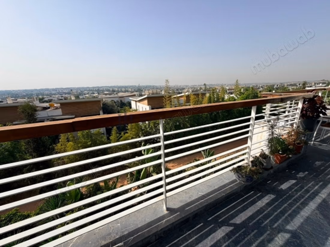 T4 meublé de 185m2 
3 chambres 
terrasse 
vue golf