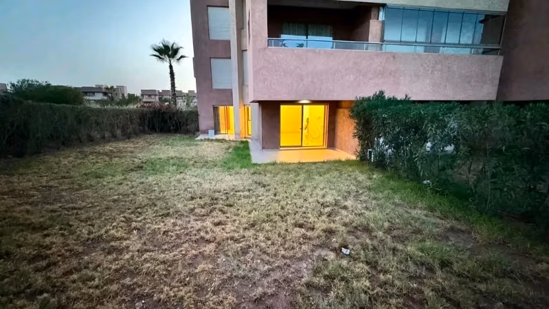 Bel appartement à louer sur le Boulevard Med 6. Superficie totale de 100 m². Service de conciergerie, belle piscine.