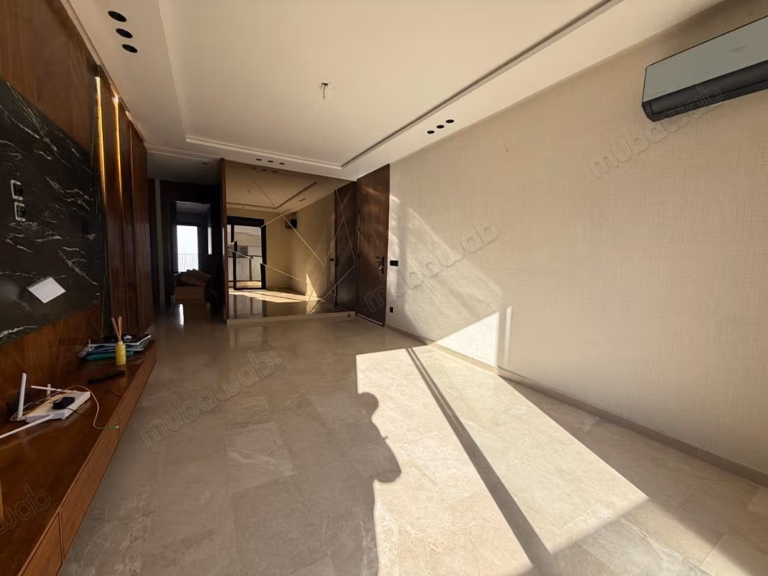 Très bel appartement en location à Hermitage. Surface de 105 m². Porte blindée, antenne parabolique