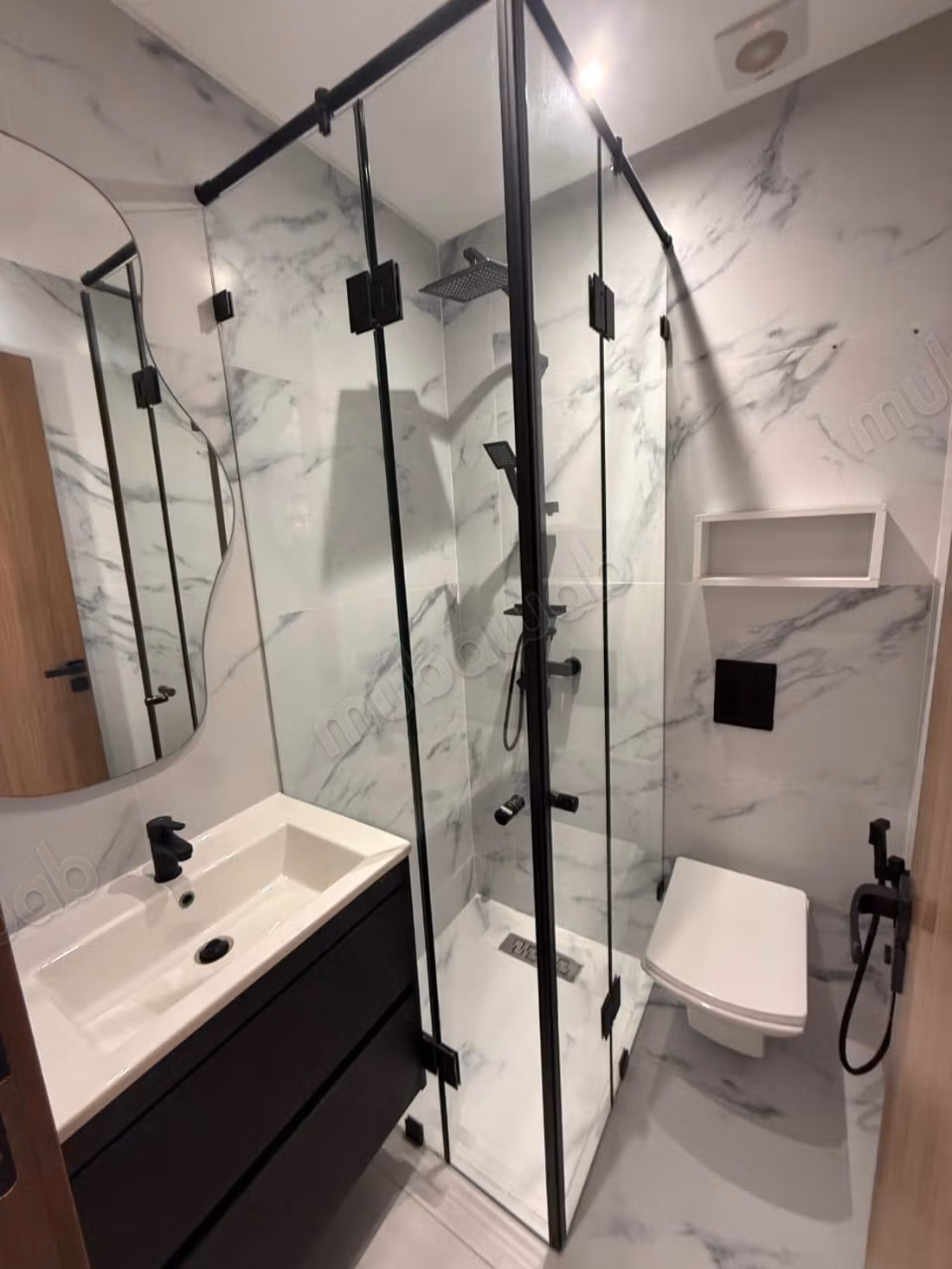 Très bel appartement en location à Hermitage. Surface de 105 m². Porte blindée, antenne parabolique