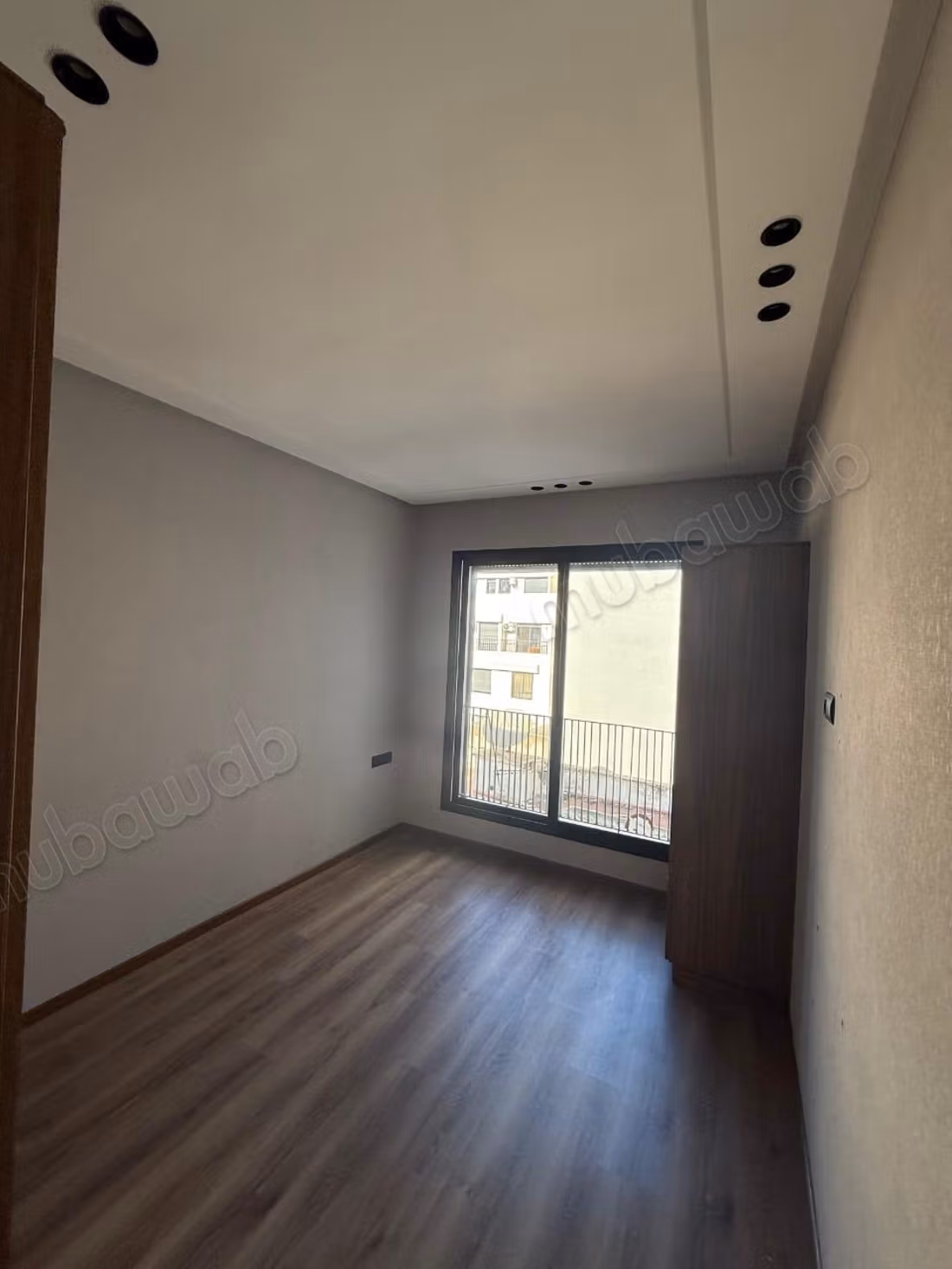 Très bel appartement en location à Hermitage. Surface de 105 m². Porte blindée, antenne parabolique
