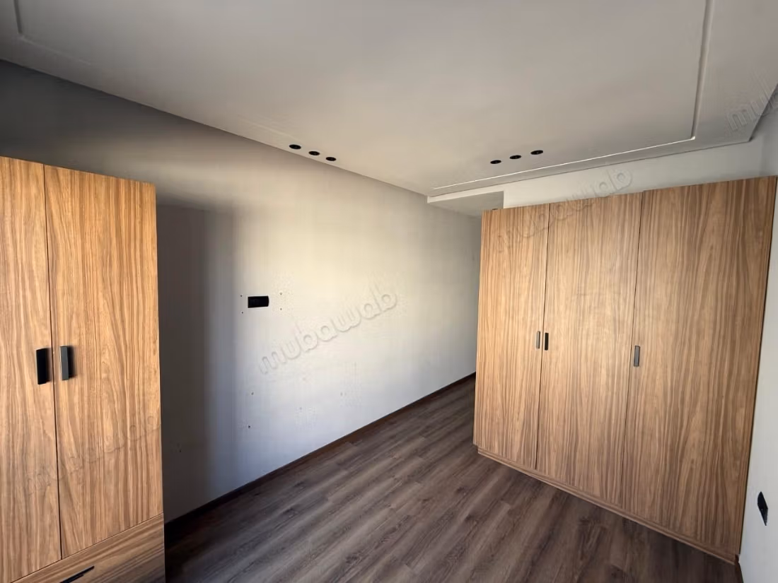 Très bel appartement en location à Hermitage. Surface de 105 m². Porte blindée, antenne parabolique