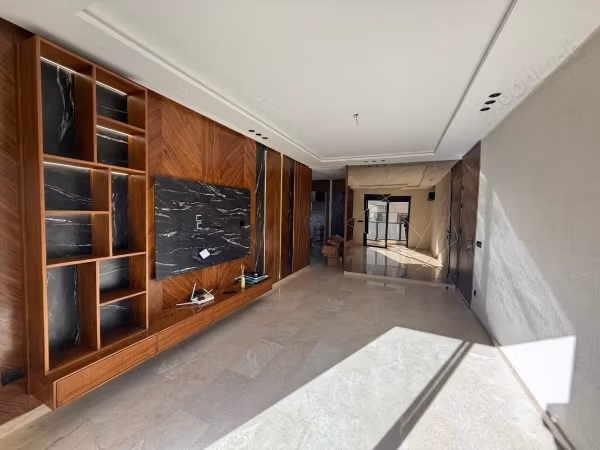 Très bel appartement en location à Hermitage. Surface de 105 m². Porte blindée, antenne parabolique