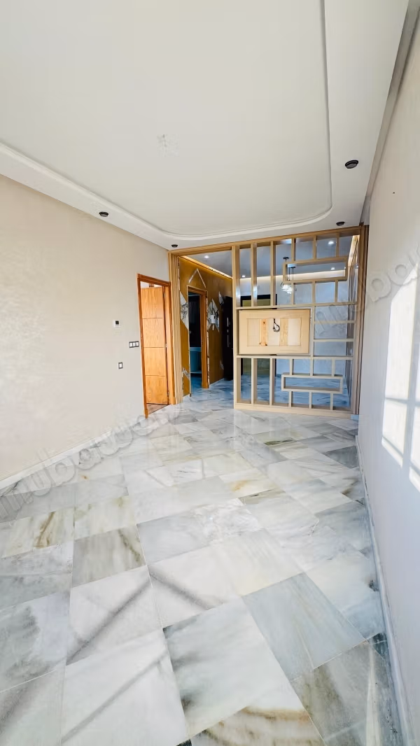 Superbe appartement à louer à Ziaten. 3 pièces confortables. Fenêtres double vitrage et chauffage central