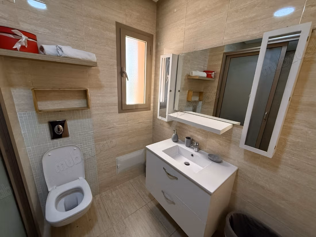 Bel appartement en location à Agdal. 5 pièces confortables. Porte blindée, salon marocain traditionnel