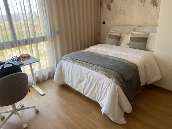 Appartement à louer à Ain Diab Extension. 
Surface de 130 m². 
Bien meublé