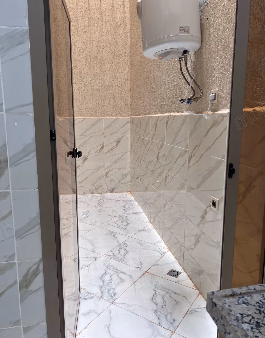 Appartement de vacances à louer à Centre ville climatise et wifi.
Surface de 800 m².
Porte blindée, sécurité