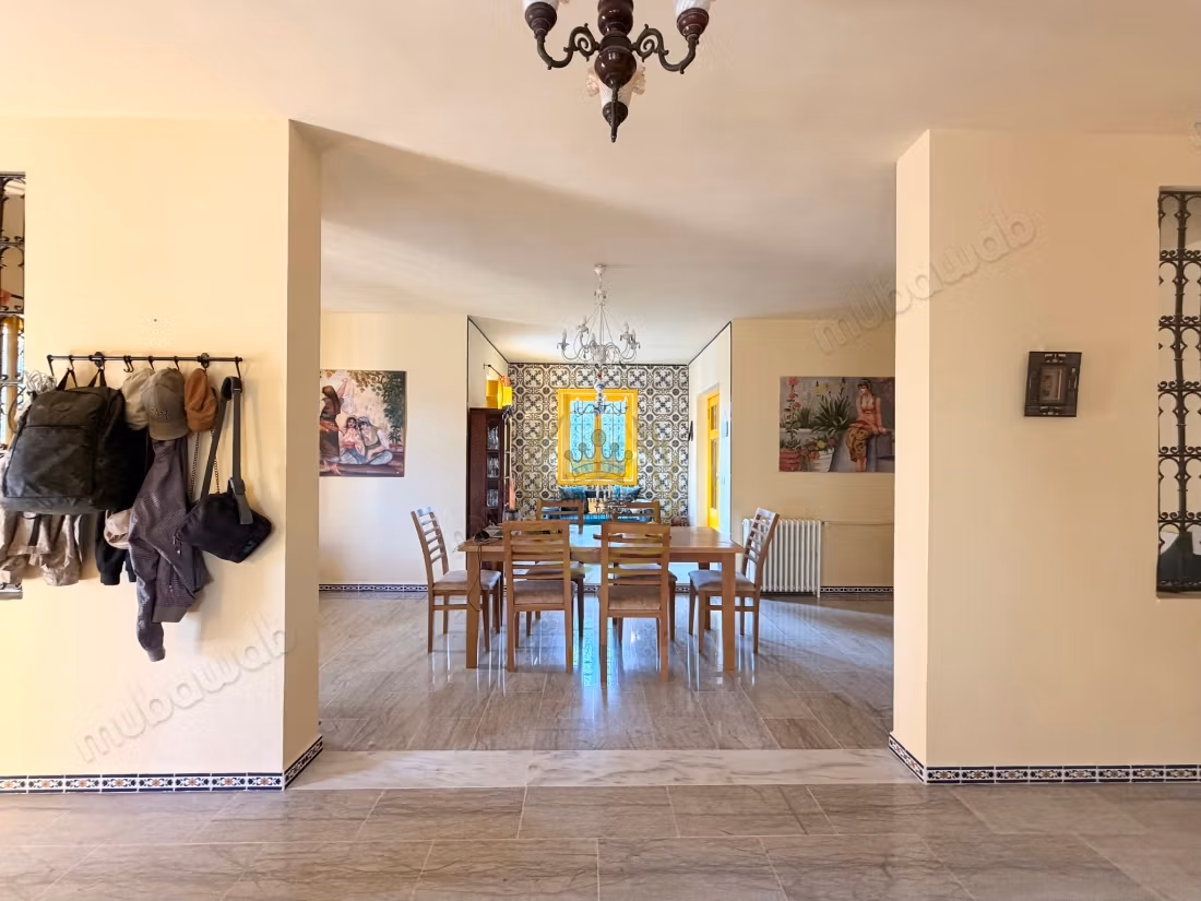 Somptueuse villa à louer à Gammarth Village. 
Surface de 250 m². 
Terrasse et jardin