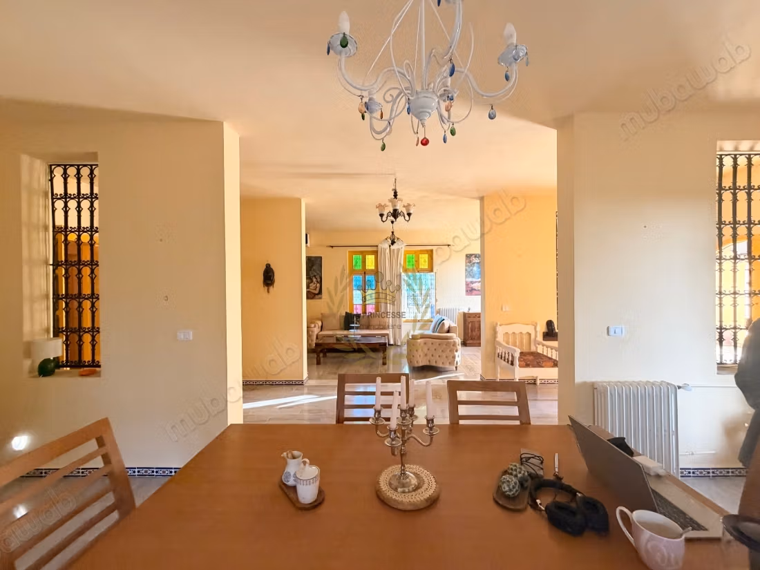 Somptueuse villa à louer à Gammarth Village. 
Surface de 250 m². 
Terrasse et jardin
