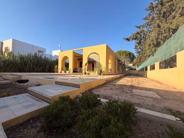 Luxurious villa for rent in Gammarth Village. Area of 250 m². Terrace and garden