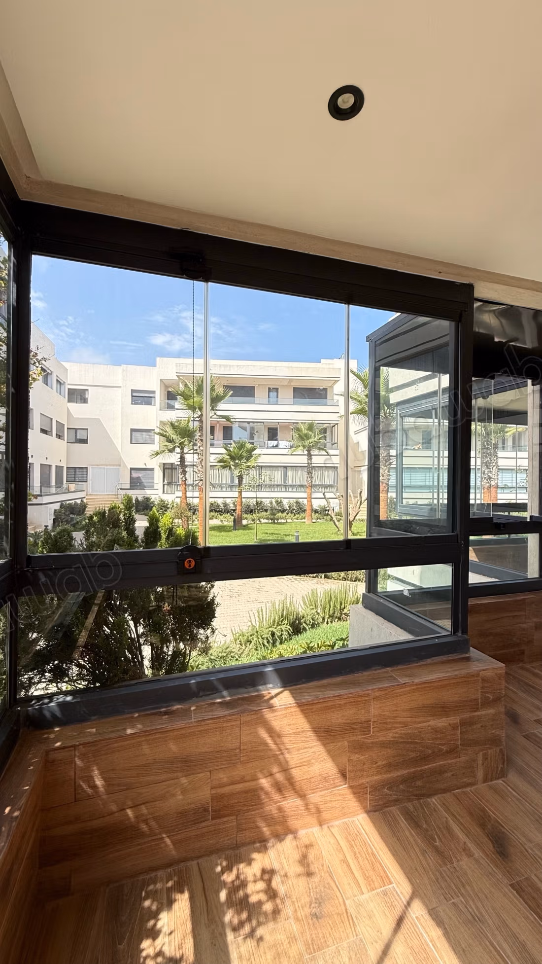 Vend appartement à El Mansouria.
Surface de 126 m².
Bien meublé