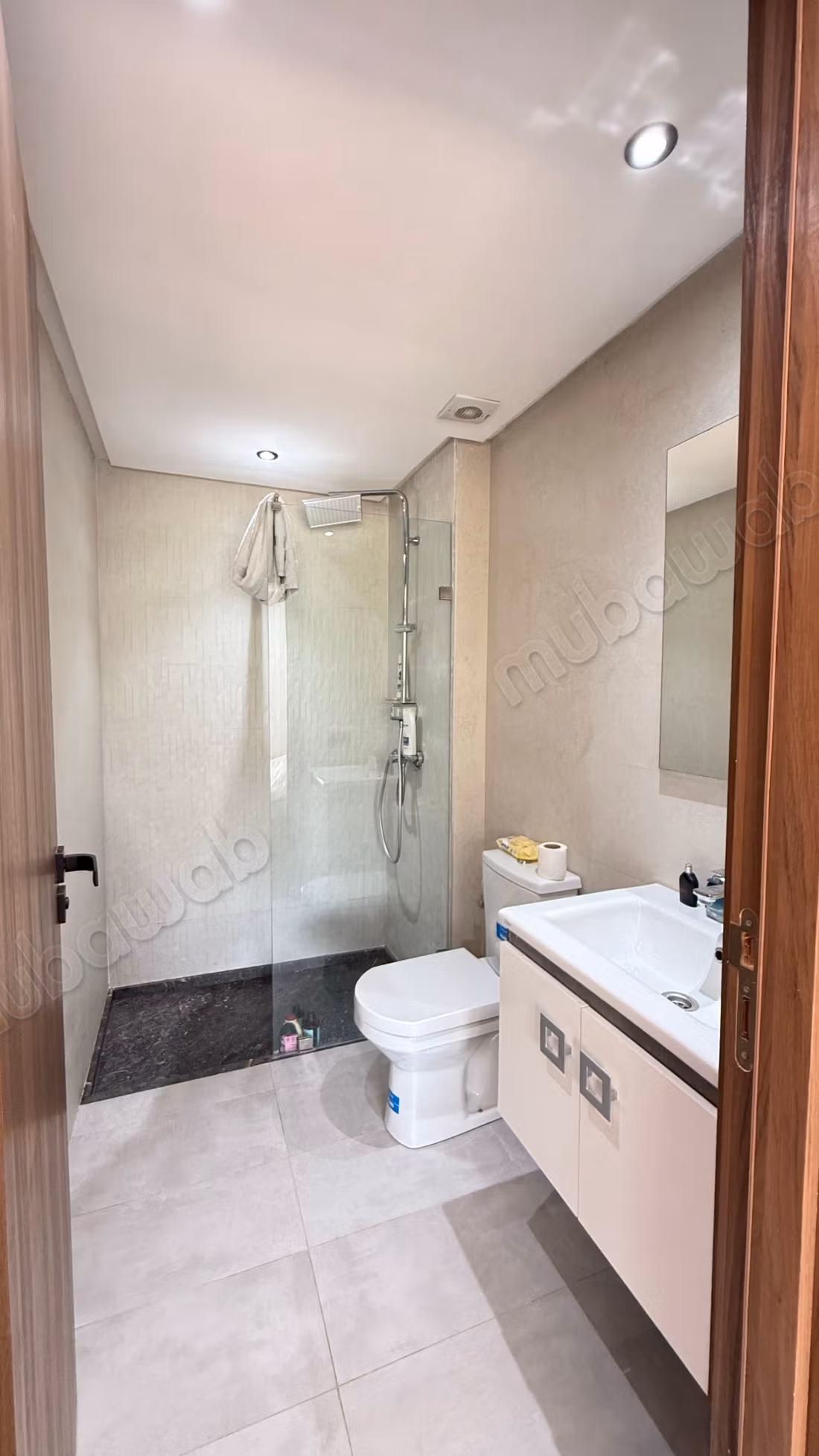 Vend appartement à El Mansouria.
Surface de 126 m².
Bien meublé