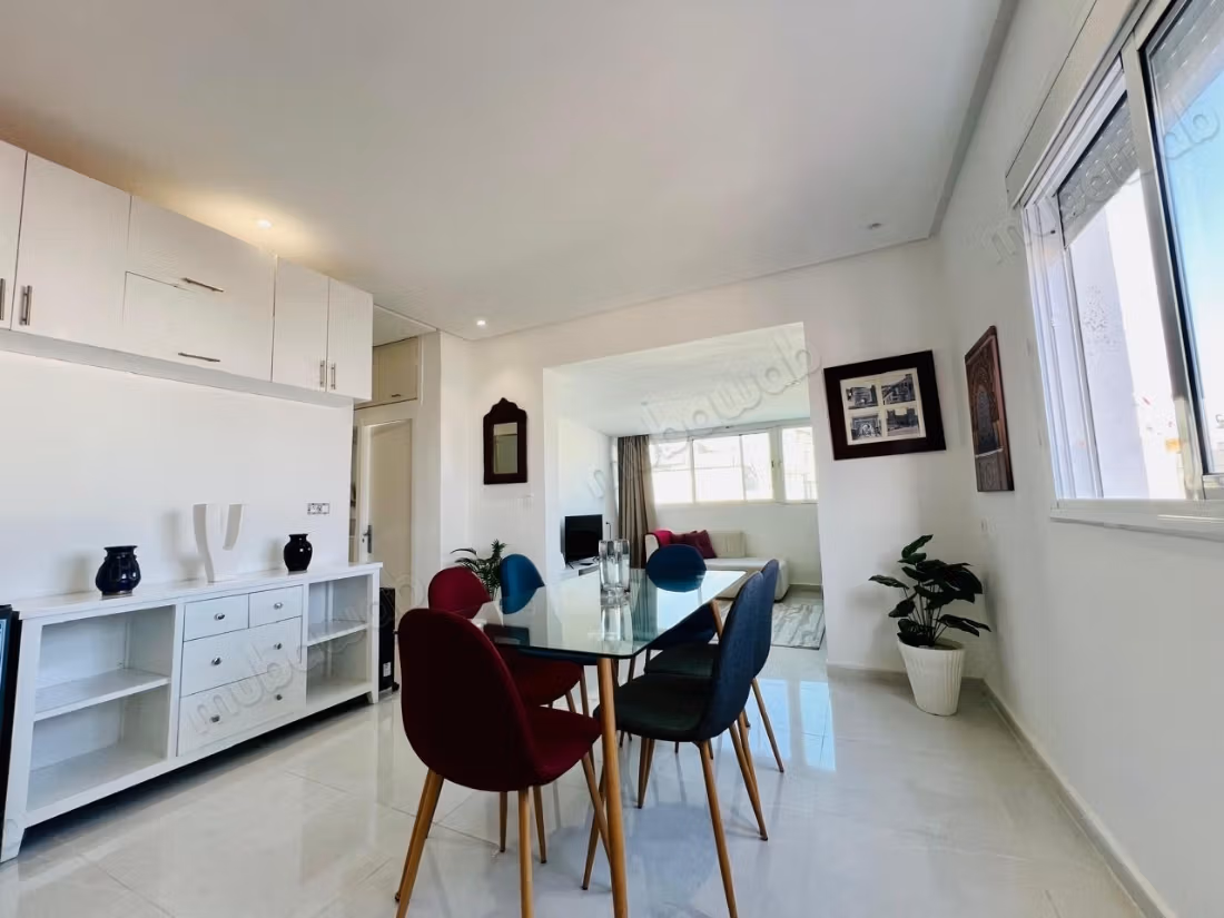 Vente d'un bel appartement en Hassan Centre Ville. 
2 grandes pièces. 
Concierge — 3