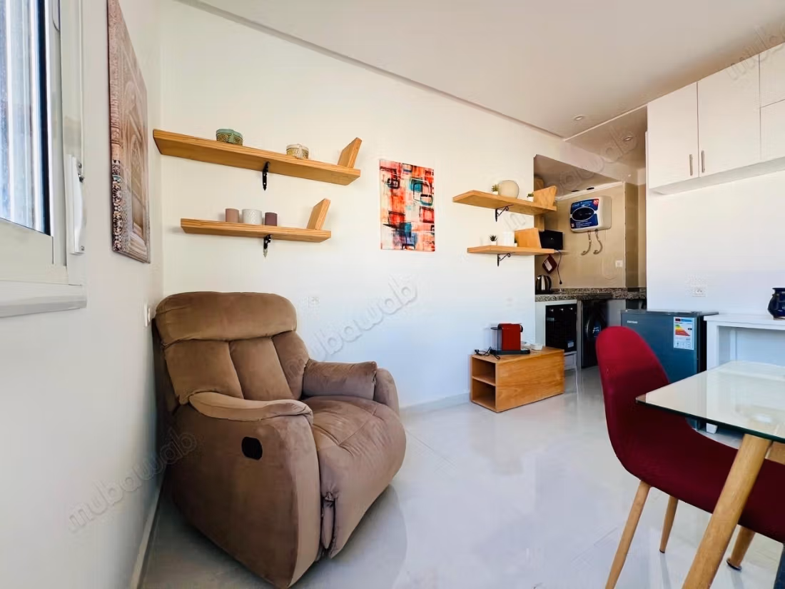 Vente d'un bel appartement en Hassan Centre Ville. 
2 grandes pièces. 
Concierge — 5