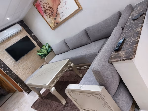 Louez cet appartement à Quartier Administratif. 
1 chambre. 
Bien meublé