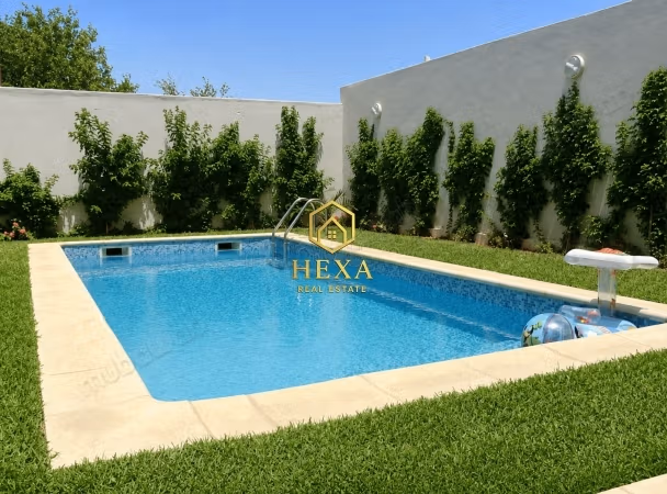 Une villa S4 jumelée avec piscine à La Soukra