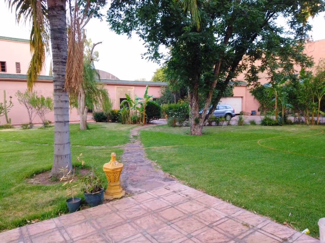 Bed and breakfast van 5000 M2. Targa. Veel potentieel