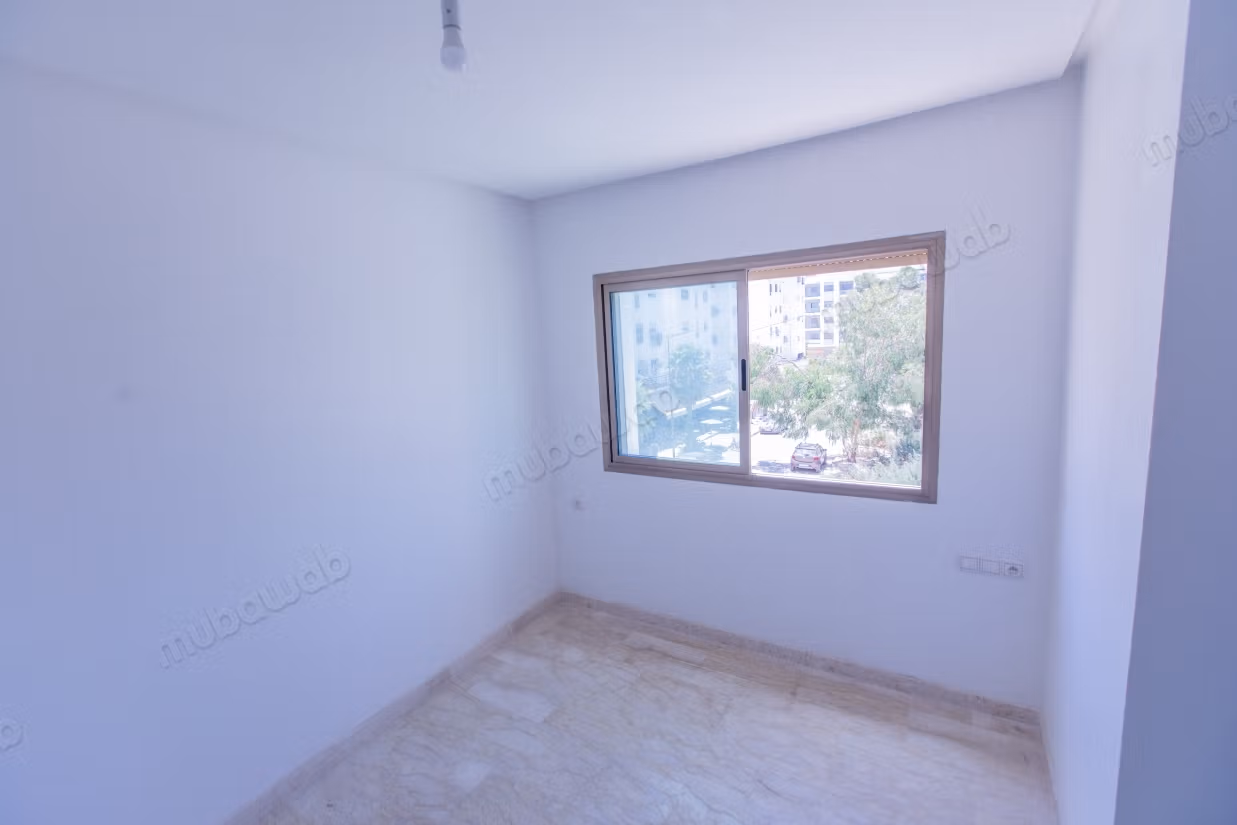 Vend local commercial à Bouskoura. Superficie 105 m²