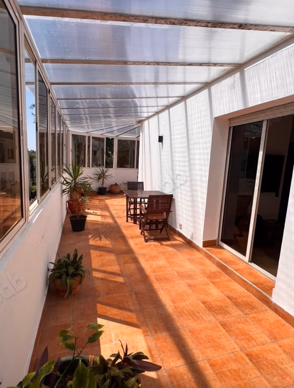 Belo apartamento amueblado con terraza en alquiler en Hassan