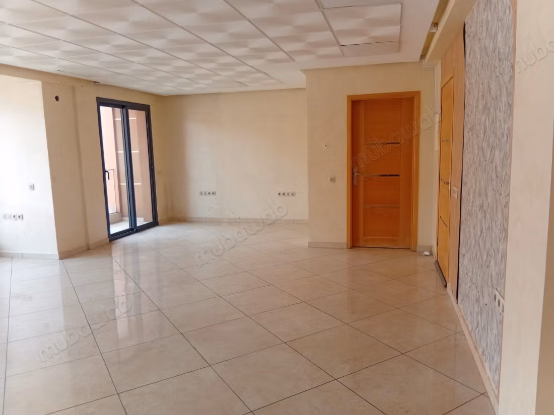 Office rental in Guéliz. Area 52 m². Elevator