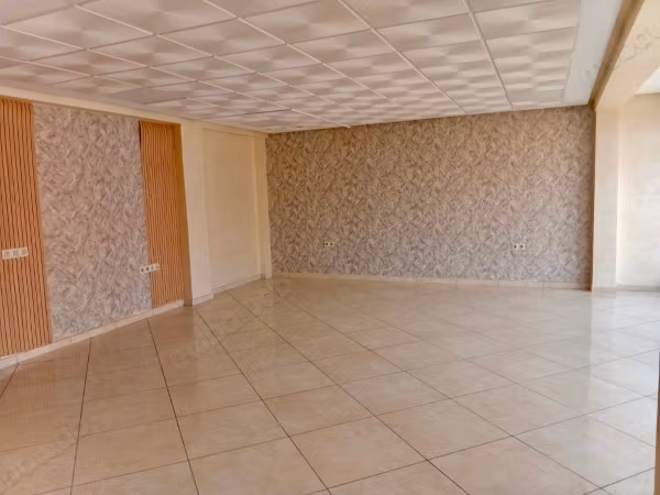 Office rental in Guéliz. Area 52 m². Elevator