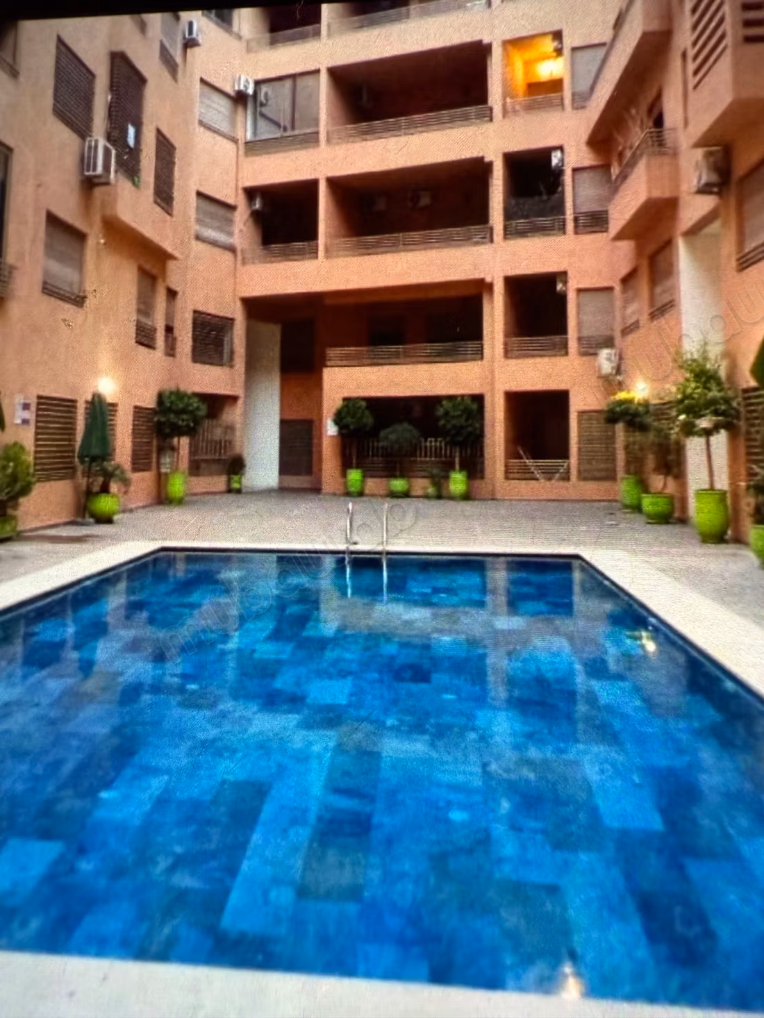 Superbe studio à vendre à Route Casablanca. 
1 chambre. 
Bien meublé