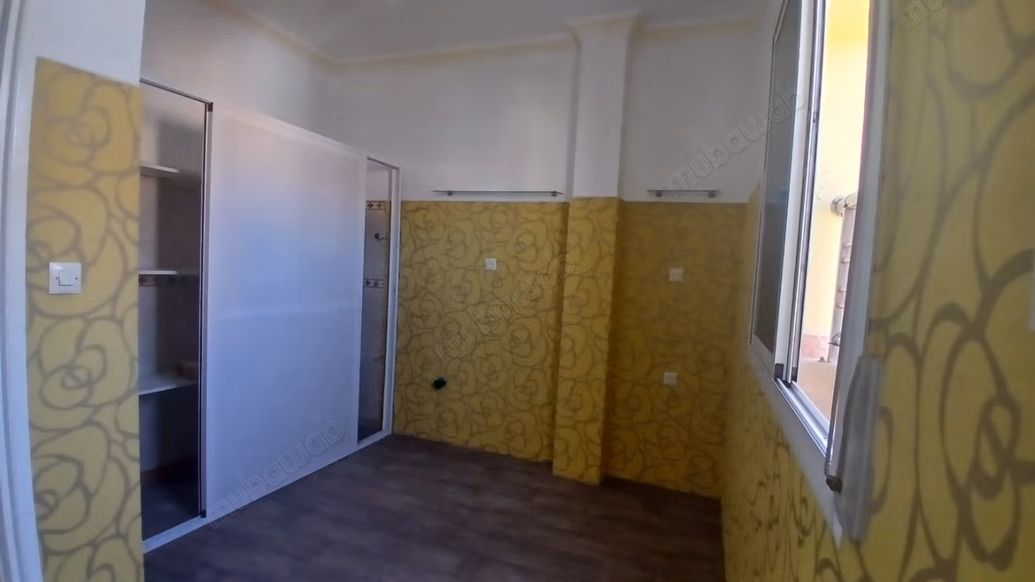 Bel appartement COMMERCIAL en location en Centre ville. Surface totale 75 m². Double vitrage