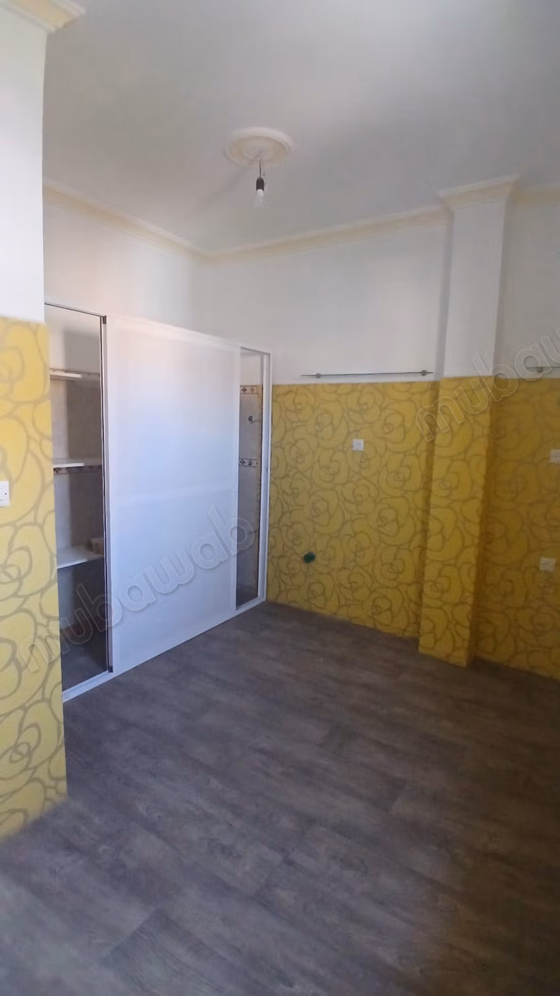 Bel appartement COMMERCIAL en location en Centre ville. Surface totale 75 m². Double vitrage