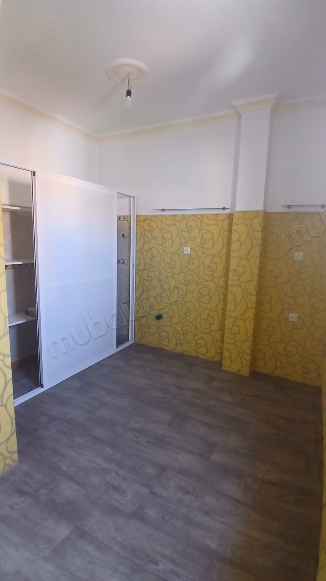 Bel appartement COMMERCIAL en location en Centre ville. Surface totale 75 m². Double vitrage