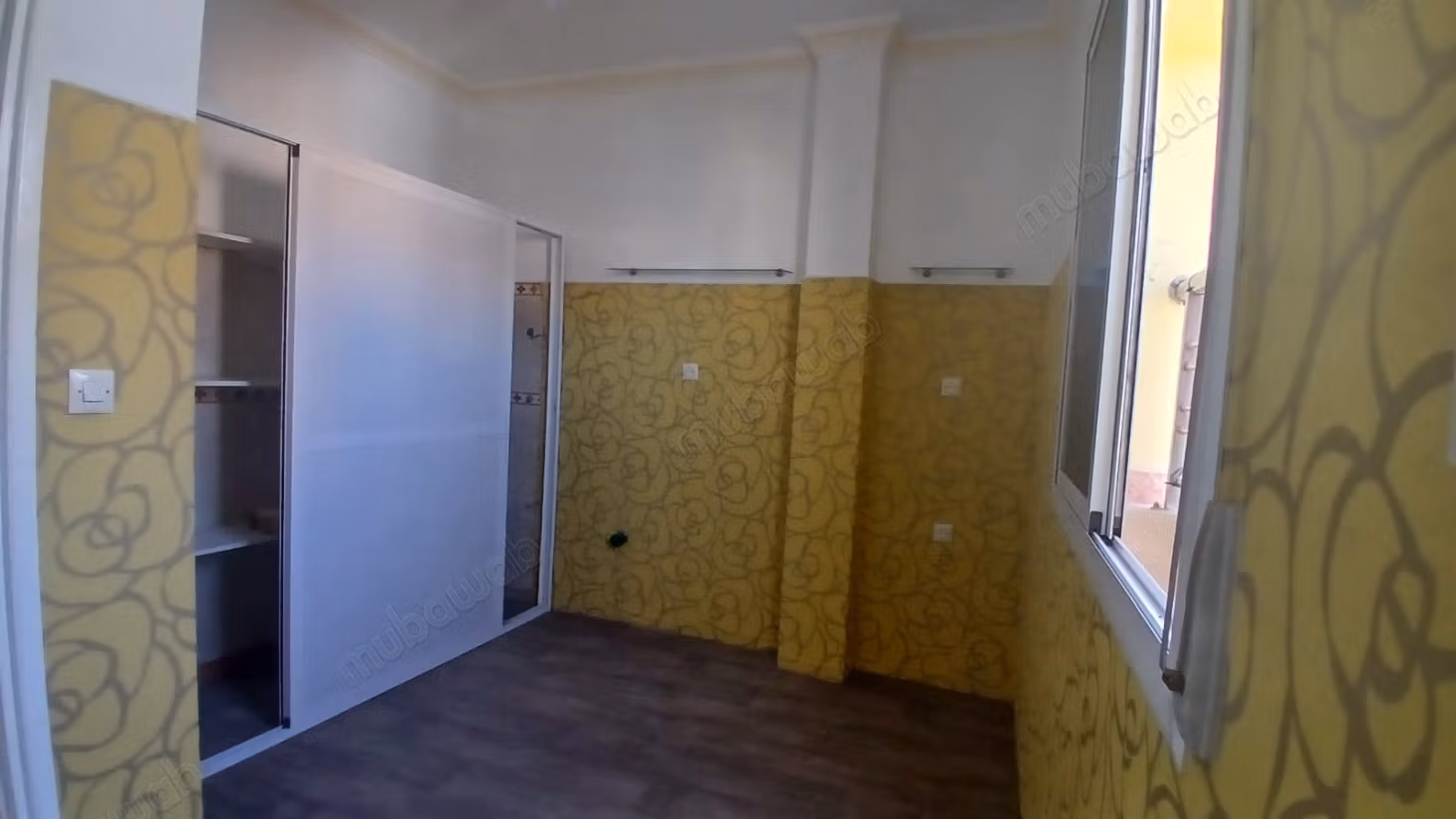 Bel appartement COMMERCIAL en location en Centre ville. Surface totale 75 m². Double vitrage